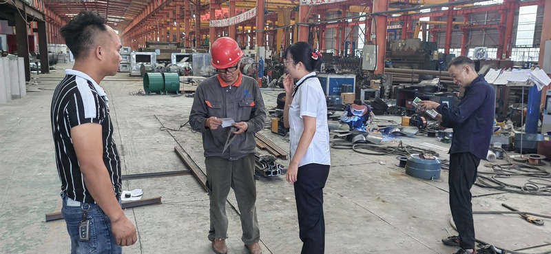 图为工行贵州惠水支行员工进入工地为客户提供上门金融服务。