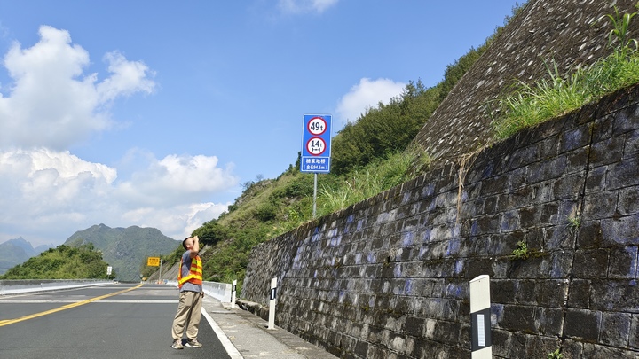 圖為公路邊坡技術狀況評定現場。施俊攝