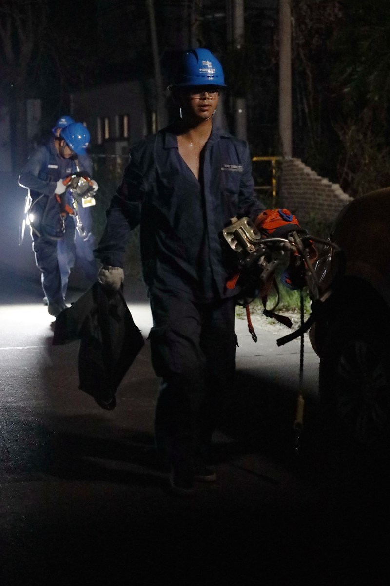 2、南方电网贵州兴义供电局支援队实施夜间抢修，开启抢修复电“加速度”。卢关文 摄