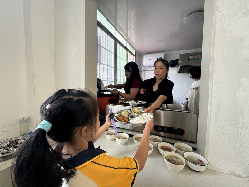 1、学生排队打饭