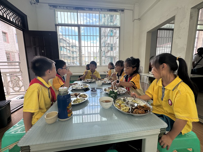 2、学生吃午餐