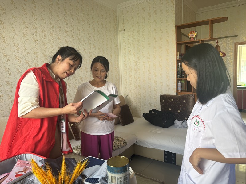 4、兴龙社区健康员项目人员向沈萍宣传健康知识