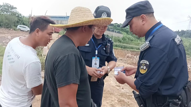 图为普定公安深入田间地头守护群众秋收