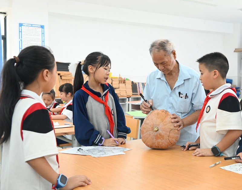 黄国林指导学生绘制图案。沈建华 摄