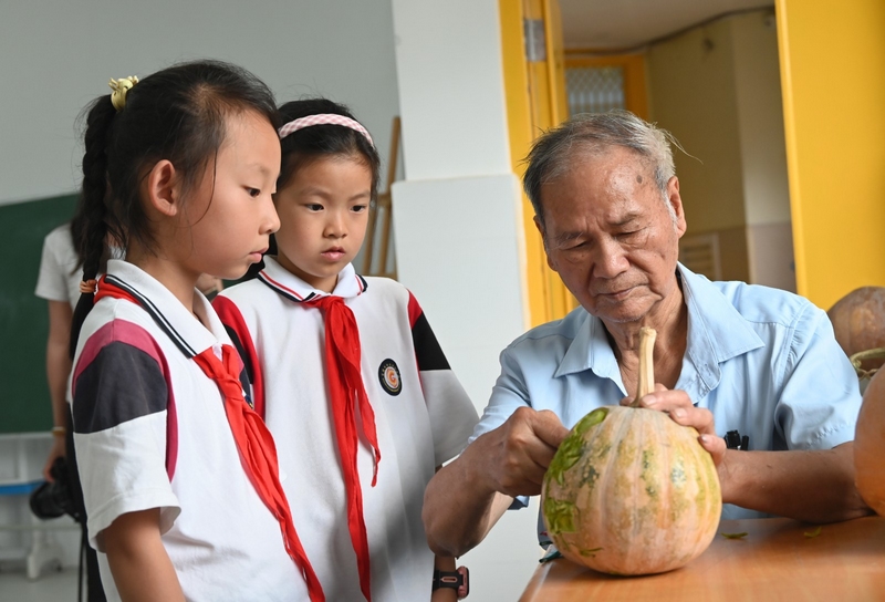 黄国林给学生示范怎么雕刻1。沈建华  摄