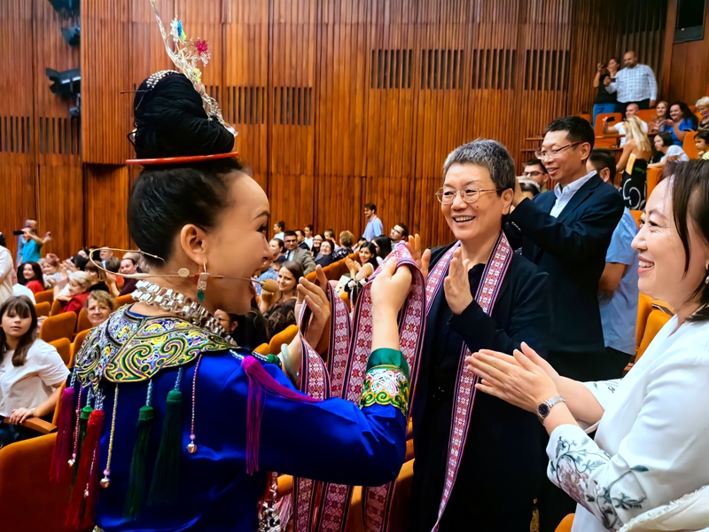 7“天涯共此时·天籁贵州”中秋民族音乐会受当地热捧