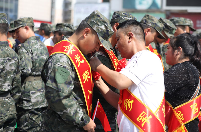 為新兵授綬帶。吳艷禹攝