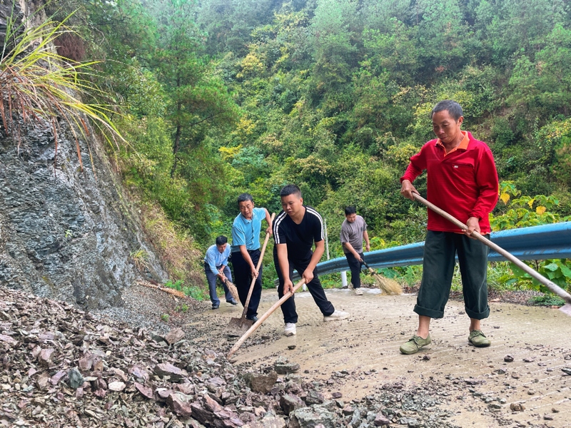 思南县枫芸乡道路隐患治理现场（邓连林 摄）