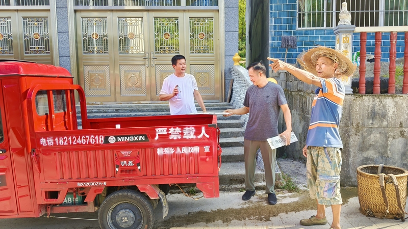 思南县枫芸乡三轮车禁止载人标识（邓连林 摄）