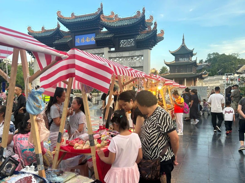 4 超44万人次到南明欢度中秋