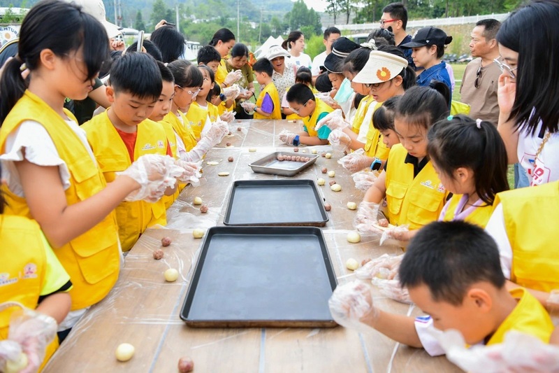 4、小观点记者团制作月饼。王明元  摄.jpg