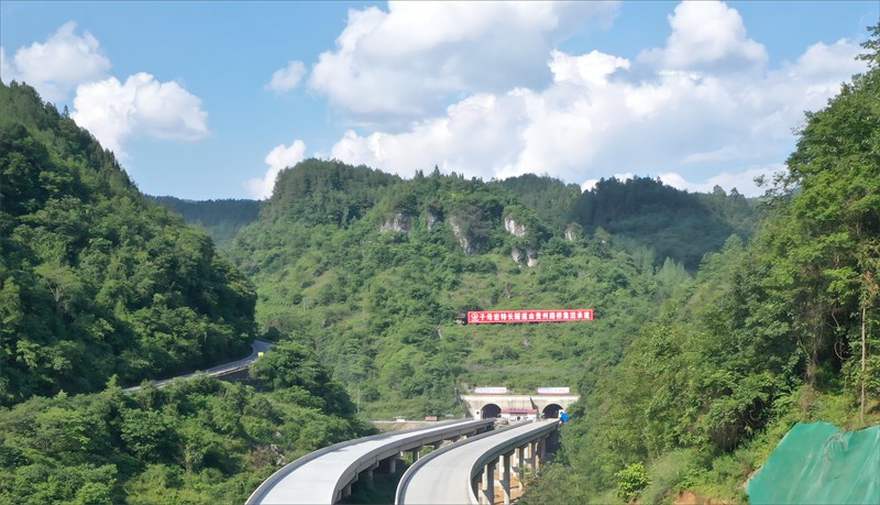 子母岩隧道洞口。贵州交建集团所属贵州路桥集团供图