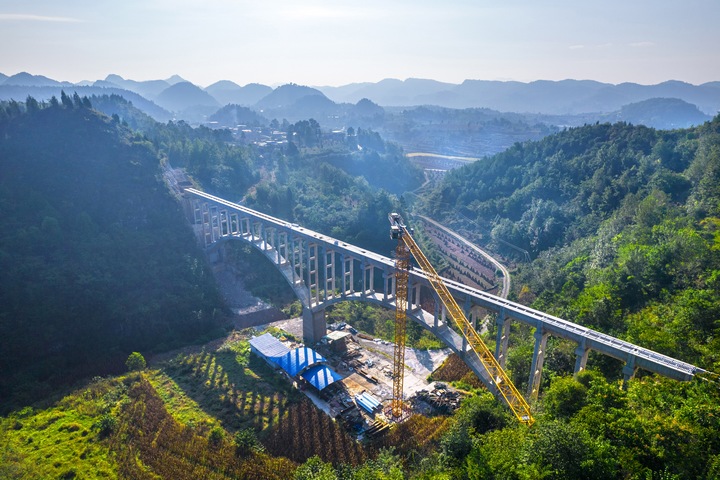 建设中的贵州夹岩水利枢纽工程毕节市黔西市境内横跨两山的拱桥渡槽。