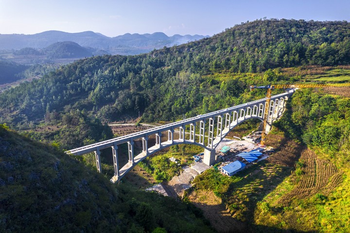 建设中的贵州夹岩水利枢纽工程毕节市黔西市境内横跨两山的拱桥渡槽。