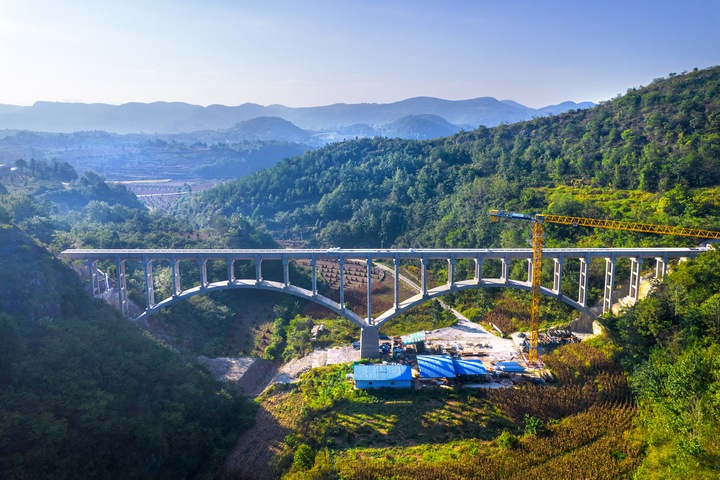 建设中的贵州夹岩水利枢纽工程毕节市黔西市境内横跨两山的拱桥渡槽。