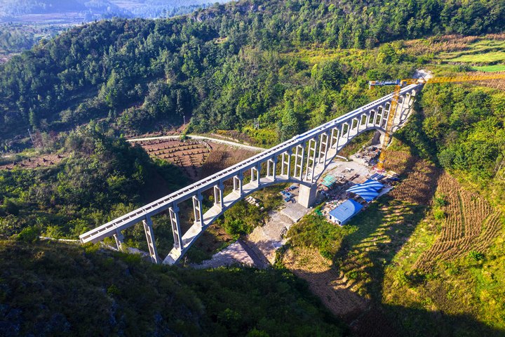 建设中的贵州夹岩水利枢纽工程毕节市黔西市境内横跨两山的拱桥渡槽。