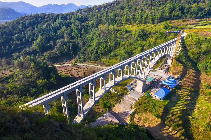 建设中的贵州夹岩水利枢纽工程毕节市黔西市境内横跨两山的拱桥渡槽。