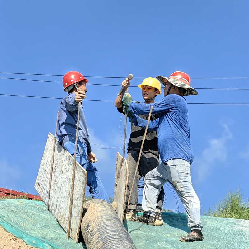 混泥土管道固定（何敏摄）