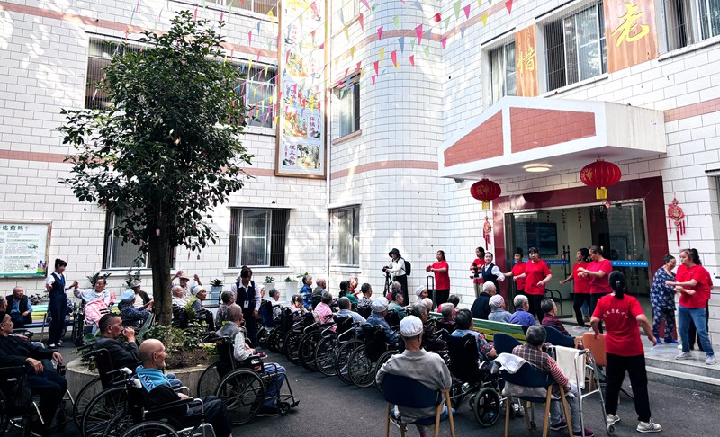 习水汇远医养中心康养楼内，老人们在工作人员的带领下进行晨练。