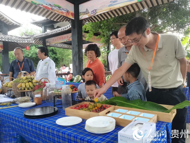 游客在品鉴水果。人民网 黄小桃摄