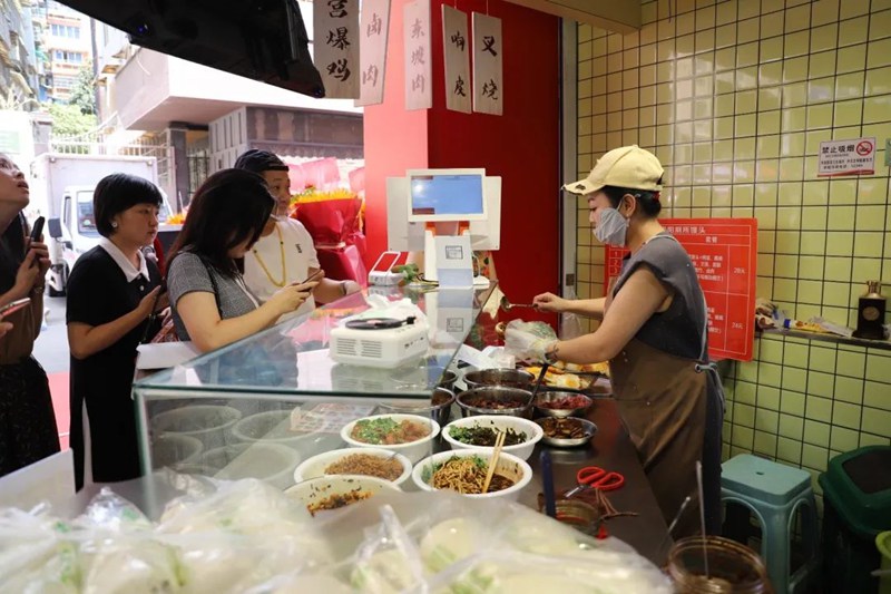 市民在好吃街購買美食。