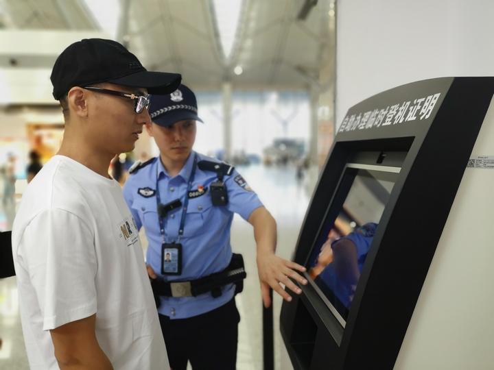 图为民警为旅客提供帮助。