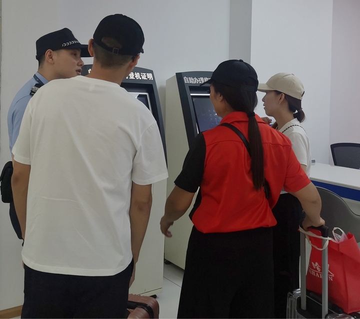 图为民警指导旅客办理临时乘机证明。