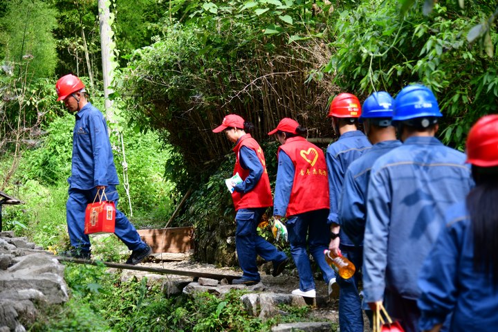 2024年8月30日，施秉供电局党员服务队携带物资来到贵州省黔东南苗族侗族自治州施秉县白垛乡白垛村山洞组。黄秀德摄