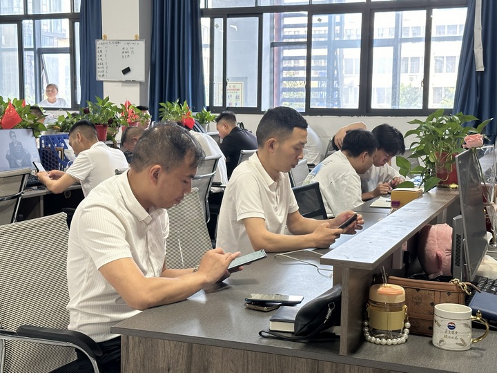 集群注册企业在办公。