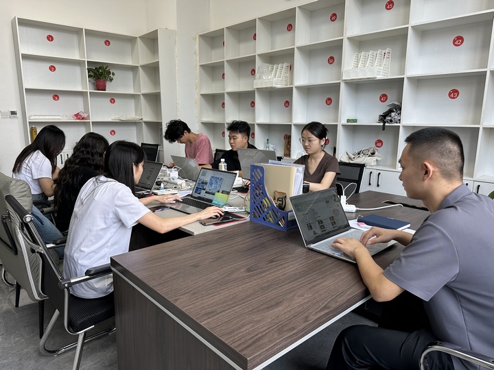 贵州成龚企业管理有限公司(集群注册企业)在办公。