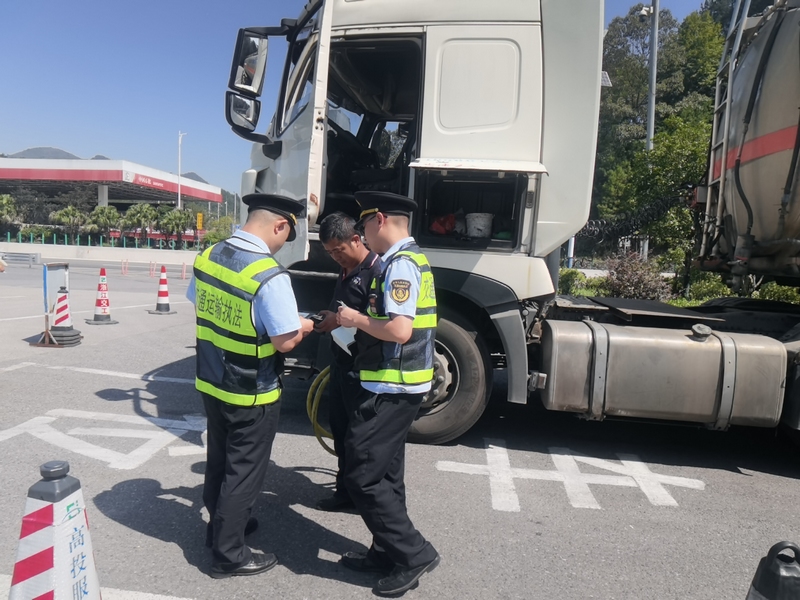 6 图为七支队一大队执法人员在麻江服务区对“两客一危”车辆进行执法检查。