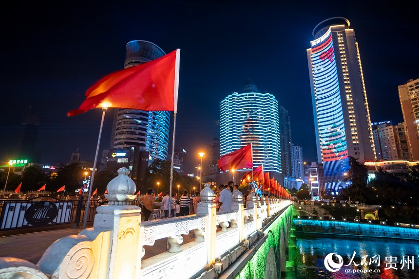 节日氛围浓厚的贵阳夜景。人民网记者 涂敏摄