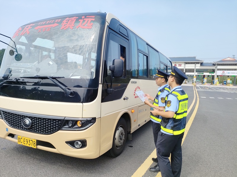 2 图为七支队五大队于9月27日在S36玉盘高速施秉西收费站检查客运车辆。.jpg