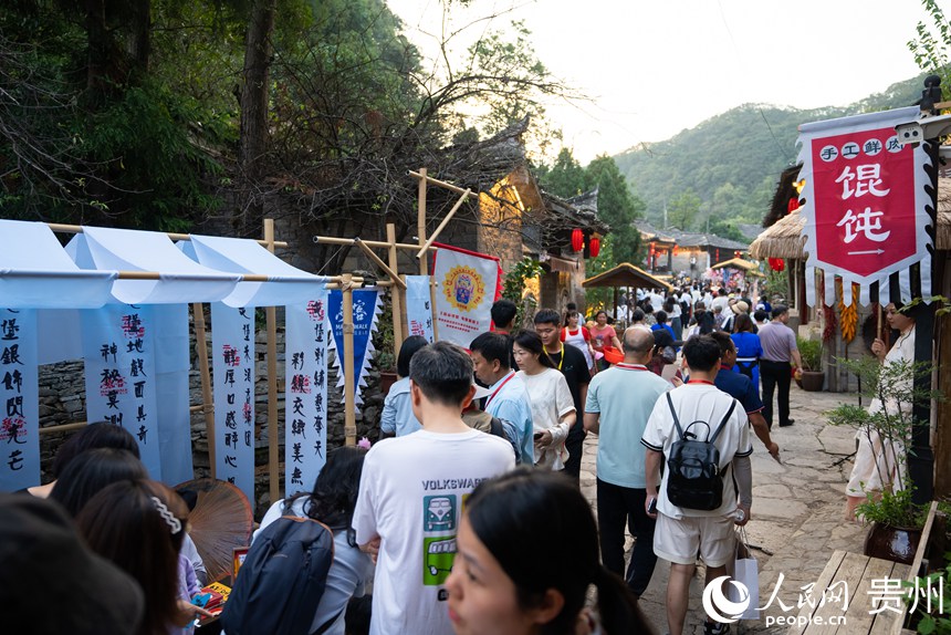 游客在屯堡内游览。人民网记者 涂敏摄