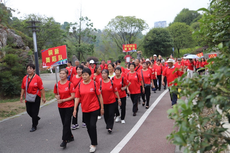 一大早，白虎山公園腳下人聲鼎沸，熱鬧非凡。李宇攝