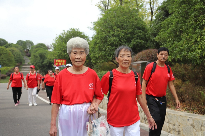 登高活動正式開始，老年朋友們邁著矯健的步伐，沿著蜿蜒的山路，一步步向山頂進發。 李宇攝