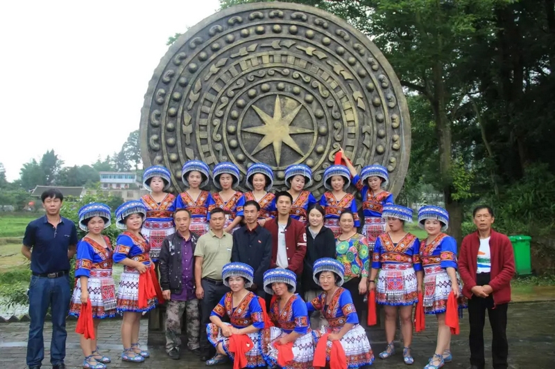 5 圖為苗族村民穿上傳統服飾歡度節日。