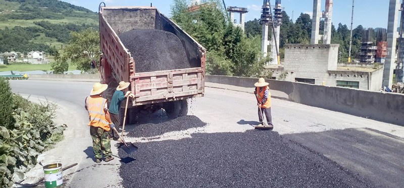 道路养护现场。