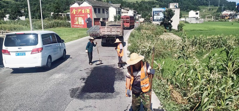 道路养护现场。