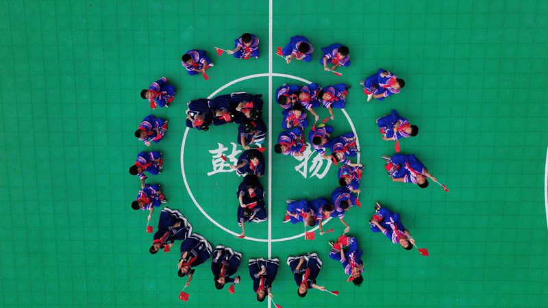 学生摆出“75”字样的队形，表达对新中国成立75周年的祝愿