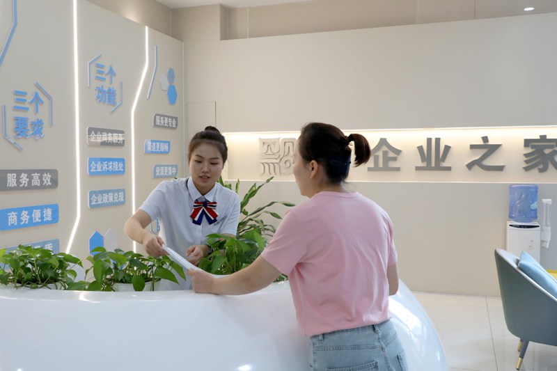 4、 “企业之家”工作人员耐心给企业答疑解惑