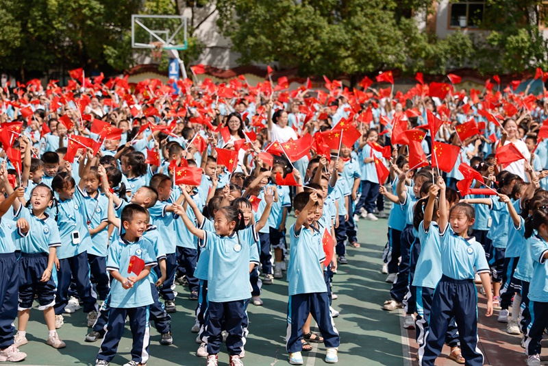 9月30日，贵州省黔东南苗族侗族自治州施秉县第一小学师生在参加迎国庆主题活动。