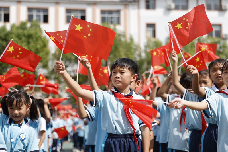 9月30日，贵州省黔东南苗族侗族自治州施秉县第一小学学生在参加迎国庆主题活动。
