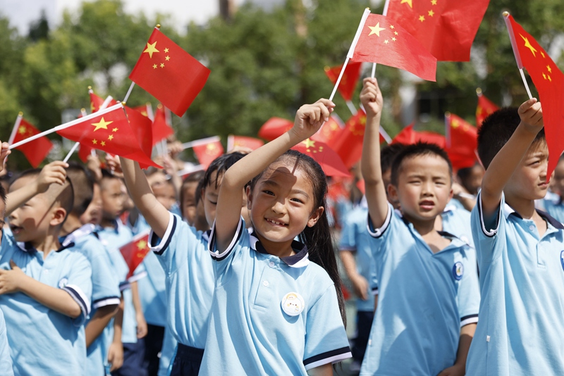 9月30日，贵州省黔东南苗族侗族自治州施秉县第一小学学生在参加迎国庆主题活动。