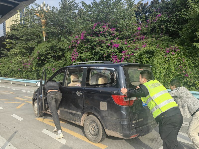 2 图为帮助推车。黄中福  摄.jpg