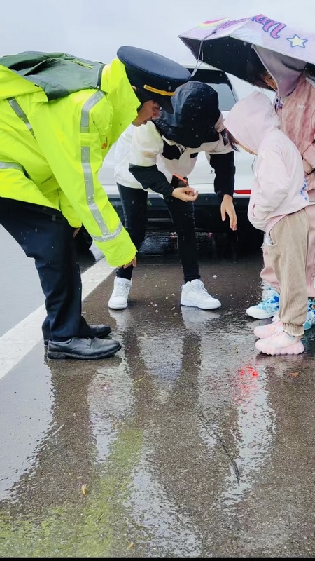 3 图为安抚小朋友。杨焱  摄.jpg