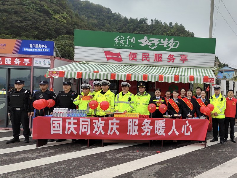 4 图为开展暖心服务和执法宣传活动。韩江雪  摄.jpg