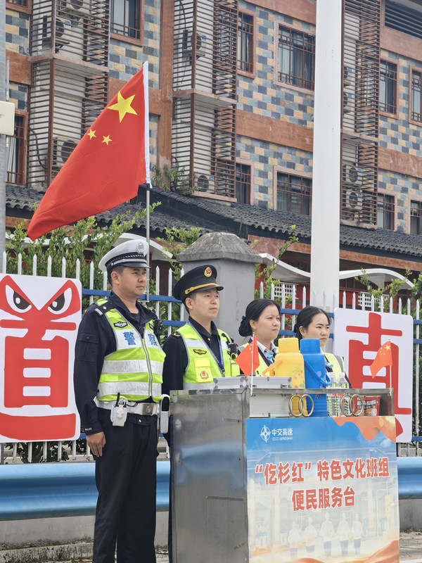 5 图为开展志愿服务活动。罗毅 摄.jpg
