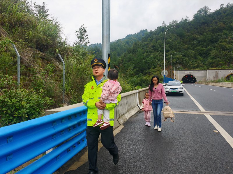 7 图为帮助转移司乘人员。雷琴  摄.jpg