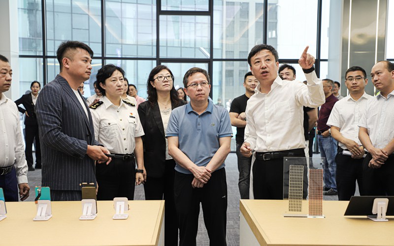 4 图为领导嘉宾一行走进贵州集隽半导体产业园展厅、生产车间，详细了解产品产能规划、研发创新、智能制造等情况。